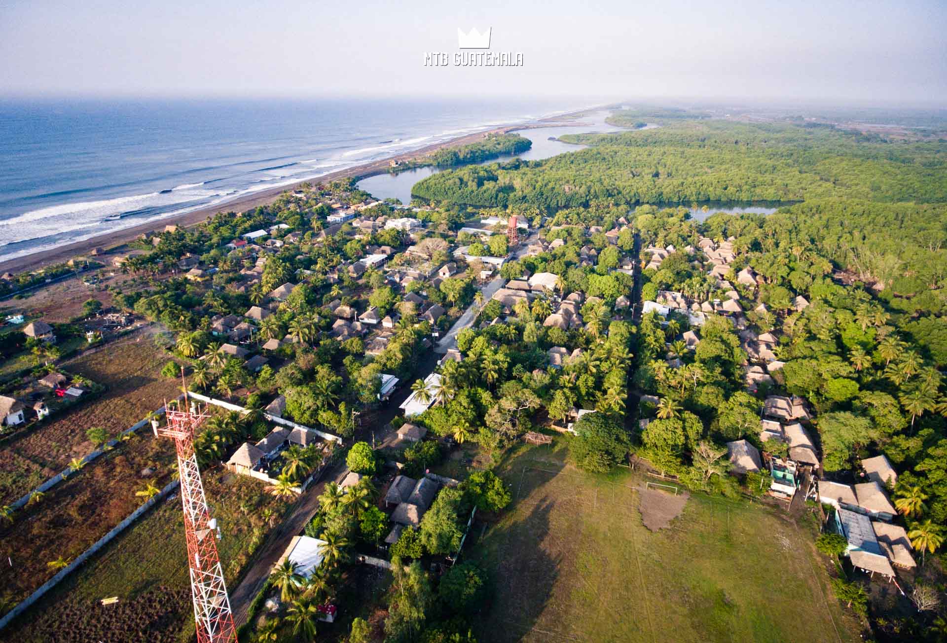 Vista aérea de la aldea El Paredón, Municipio Sipacate, Escuintla.  La mayor población de manglar que se encuentra dentro del Parque Nacional Sipacate-Naranjo, actualmente se ubica entre las comunidades de El Paredón y El Naranjo.  , Guatemala